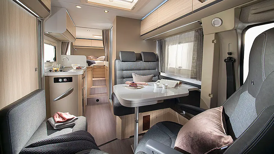 Adria Compact Durchsicht durch den Wohnraum des Adria Compact.