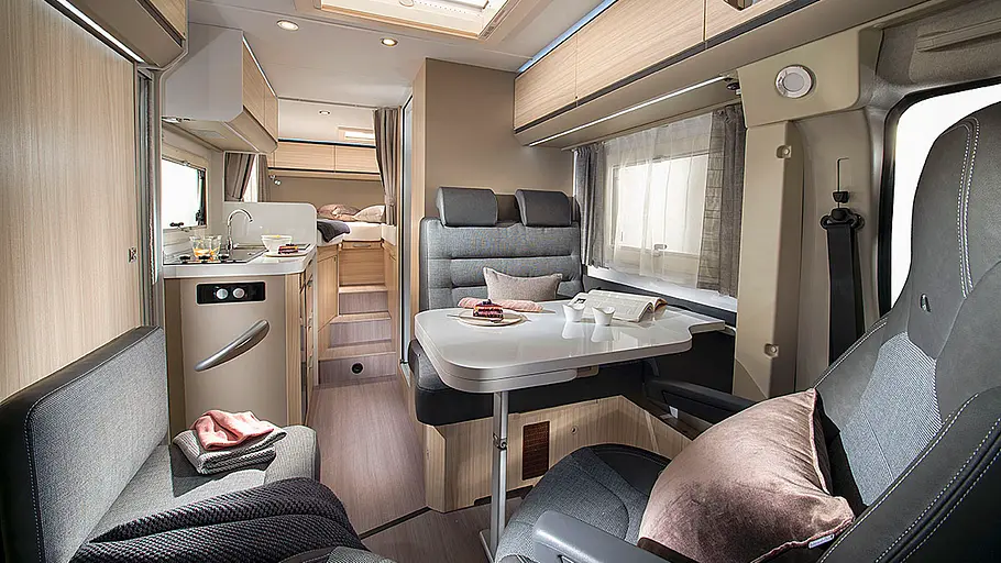 Adria Compact Durchsicht durch den Wohnraum des Adria Compact.