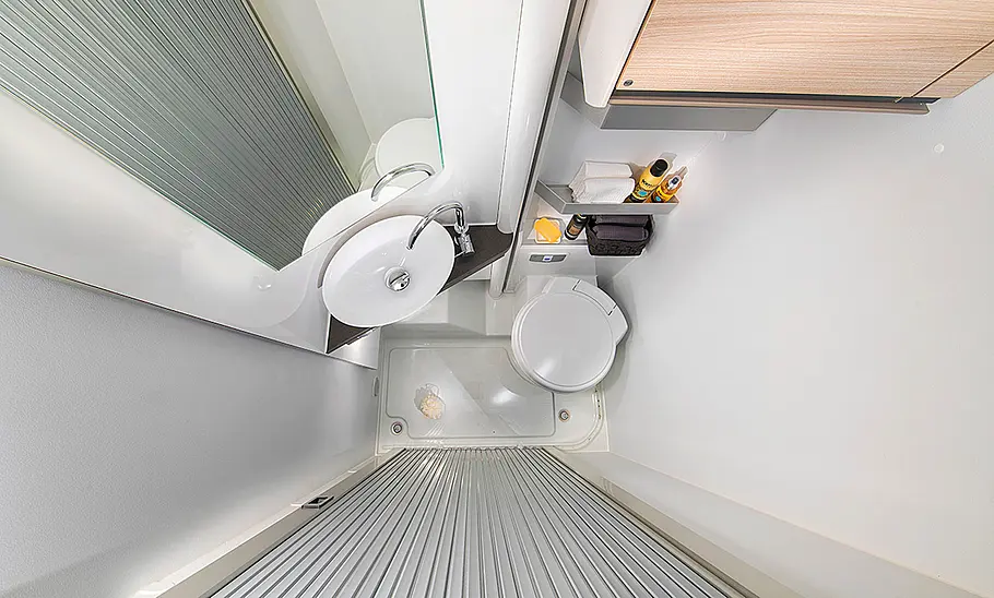 Adria Compact (2024); Innenansicht, Schwenkbad