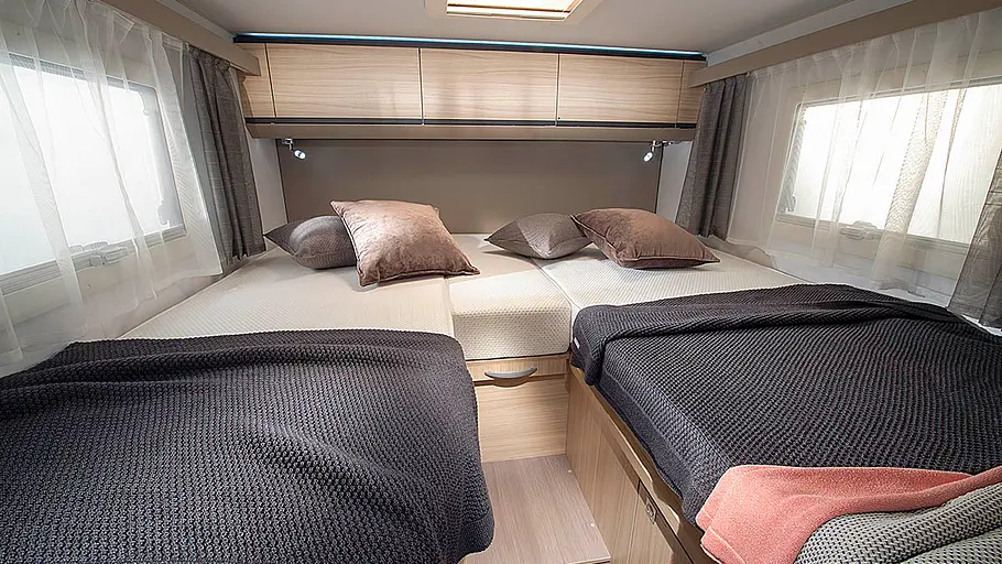 Adria Compact Die Heckbetten im Adria Compact.