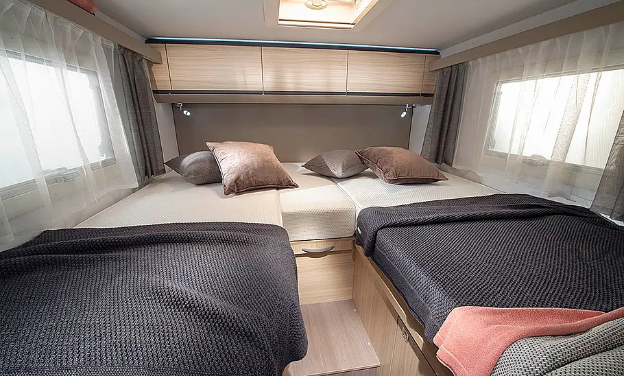 Adria Compact (2024); Innenansicht, Schlafzimmer