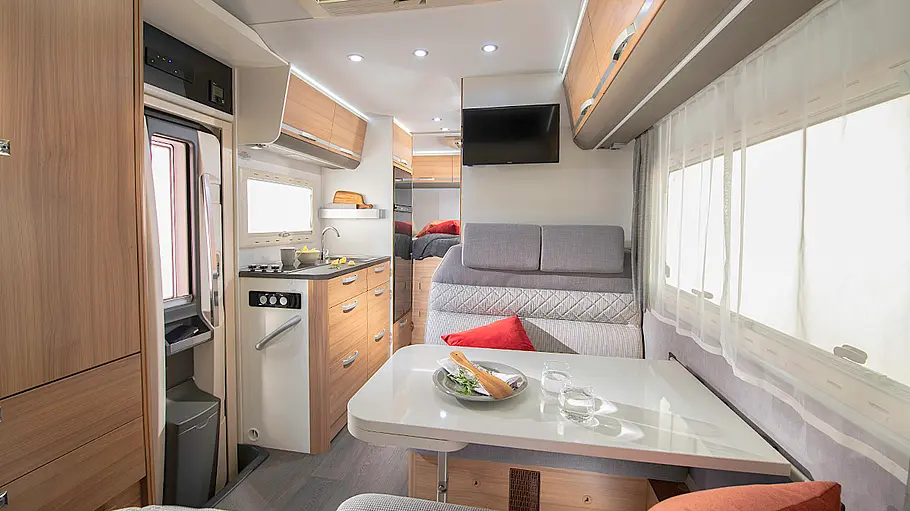 Adria Coral XL 600 DP Durchsicht durch den Wohnraum des Adria Coral XL 600 DP.