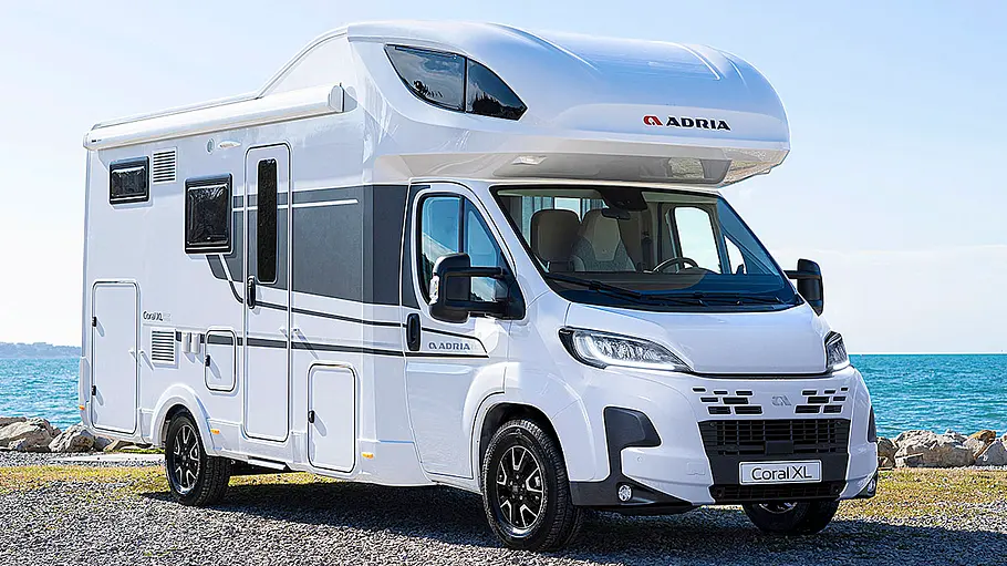 Adria Coral XL 600 DP Der Adria Coral XL 600 DP statisch von schräg vorne rechts.