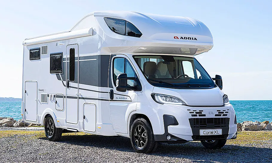 Wohnmobile bis 4,25 t für neuen B-Führerschein Das Bild zeigt den Adria Coral XL stehend von schräg vorne rechts fotografiert.