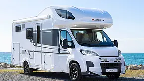 Das Bild zeigt den Adria Coral XL 600 DP (2024) stehend von schräg vorne rechts fotografiert. - Foto: Adria