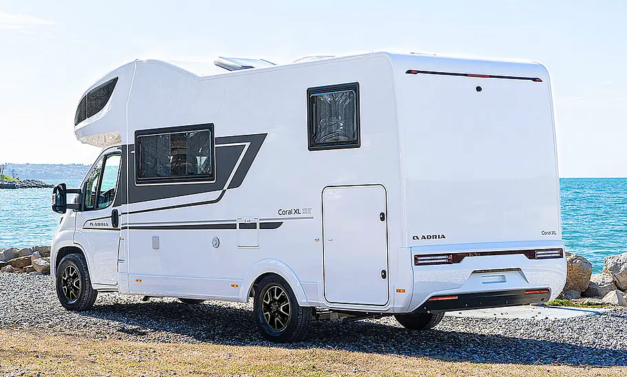 Das Bild zeigt den Adria Coral XL 600 DP (2024) stehend von schräg hinten links fotografiert.