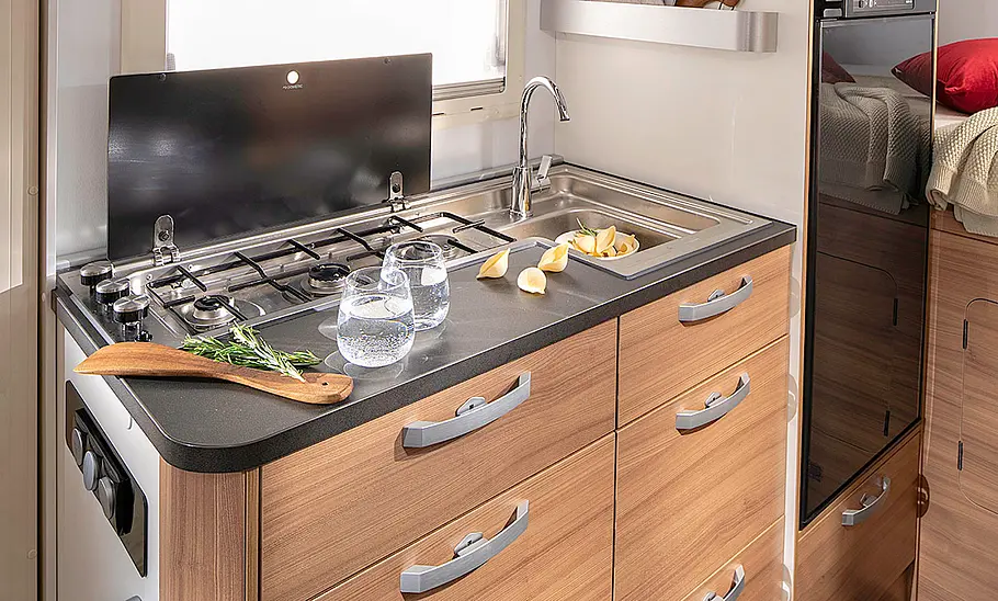 Das Bild zeigt die Küche des Adria Coral XL 600 DP (2024).