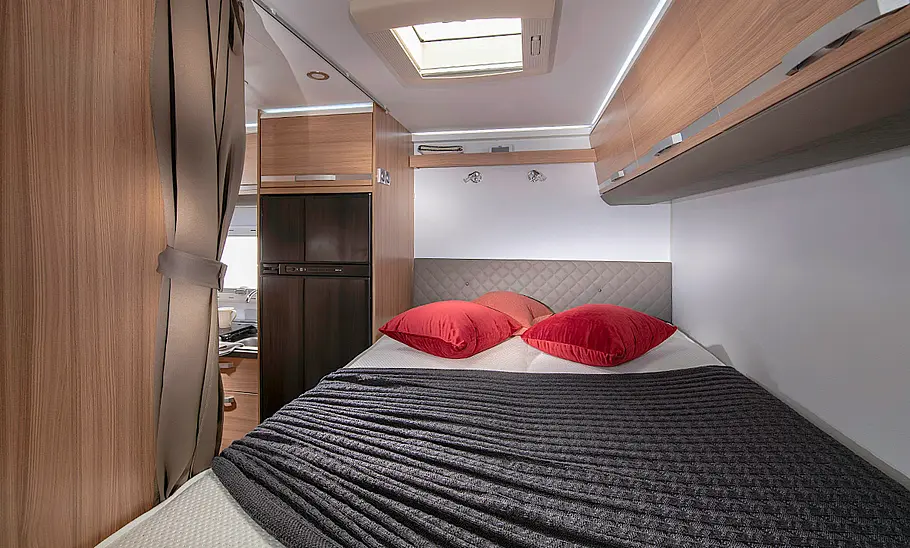 Das Bild zeigt das Doppelbett im Heck des Adria Coral XL 600 DP (2024).