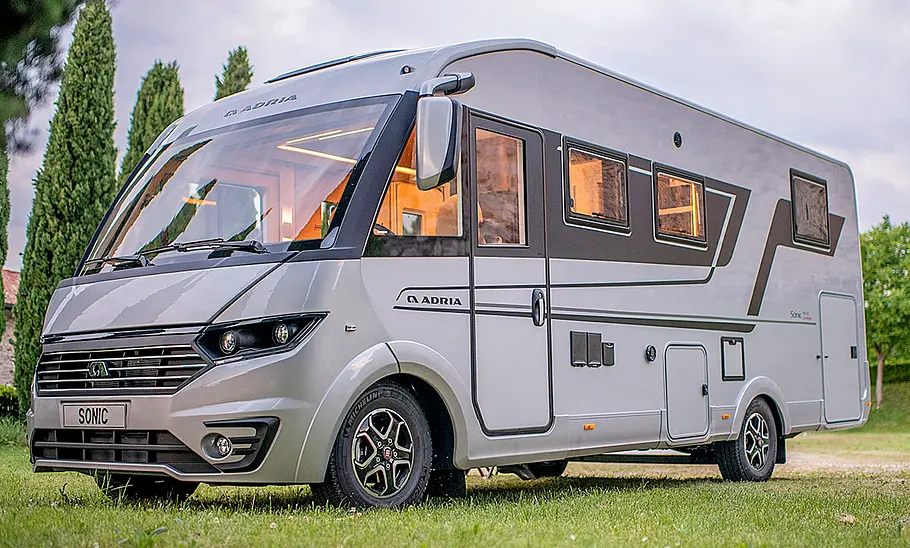 Adria Sonic (2022), stehend, Ansicht vorne links