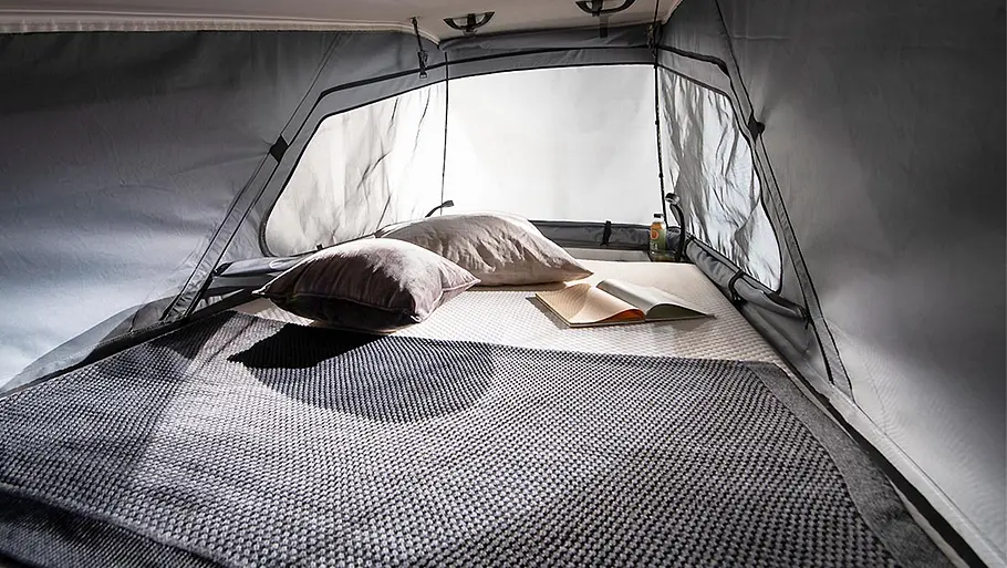 Die Studioaufnahme zeigt das Aufstelldach des Adria Twin Sports von innen.