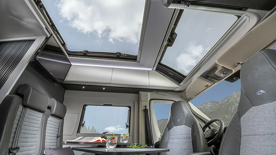 Die Innenansicht zeigt das Panoramadach des Adria Twin Supreme.
