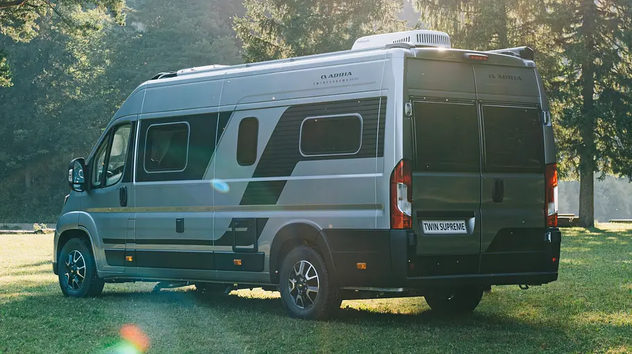 Die Außenansicht zeigt den Adria Twin Supreme 640 SGX von der Seite.