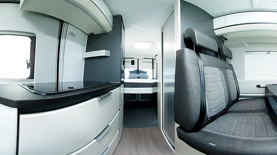 Das Bild zeigt den Innenraum des Adria Twin Supreme.