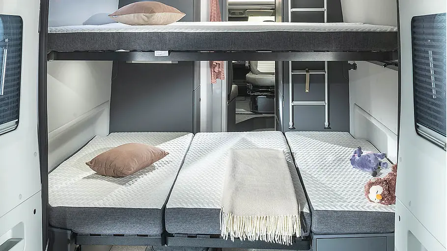 Die Außenansicht zeigt das Heckschlafzimmer des Adria Twin Supreme 640 SPB bei geöffneten Heckktüren.