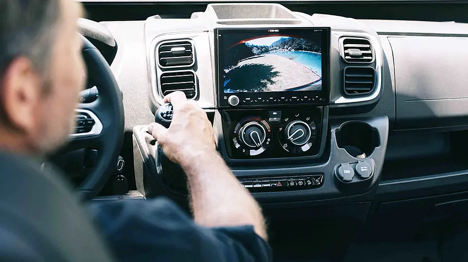 Die Innenansicht zeigt das Cockpit des Adria Twin Supreme.