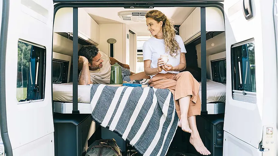 Die Außenansicht zeigt das Heckschlafzimmer des Adria Twin Supreme 640 SGX bei geöffneten Hecktüren.