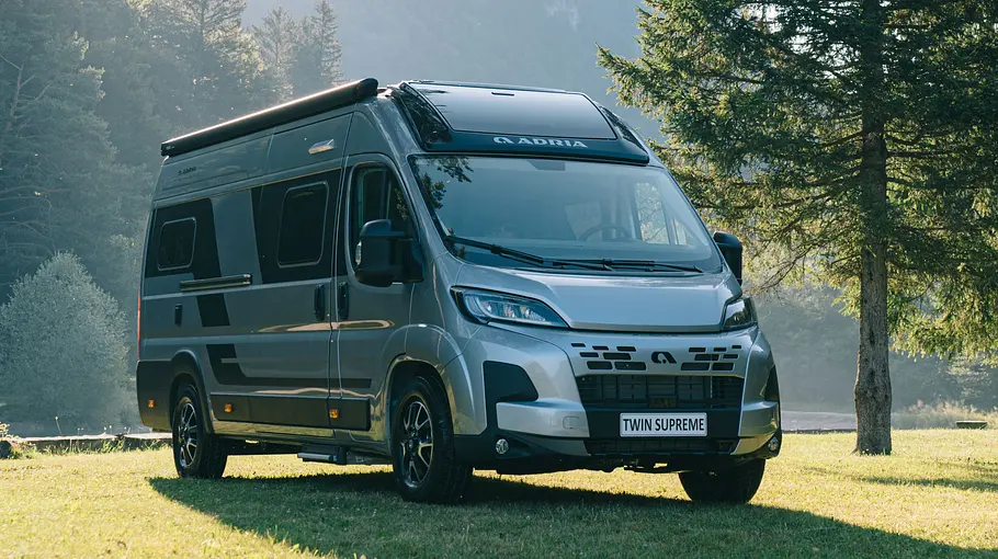 Die Außenansicht zeigt den Adria Twin Supreme 640 SGX von frontal schräg vorne.