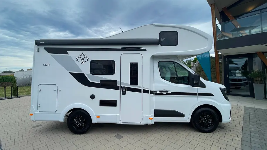 Der Ahorn Camp A 595 im Profil von rechts.