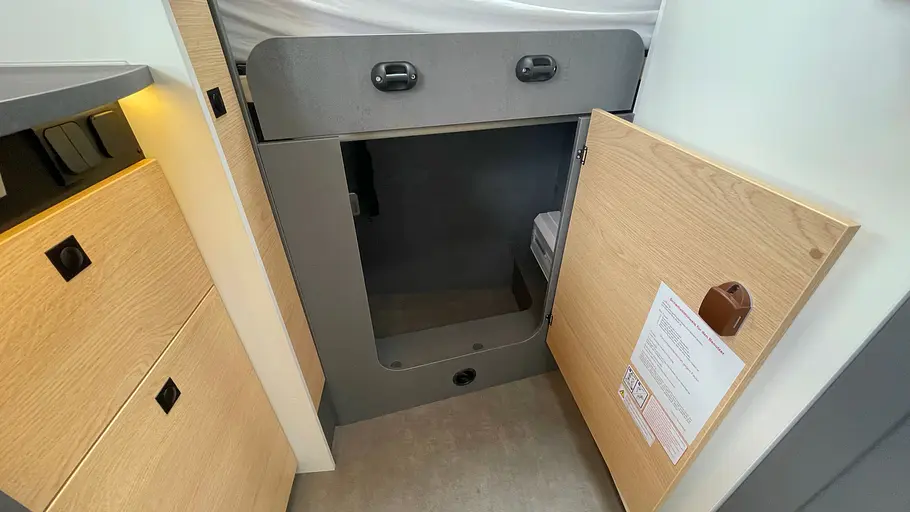 Das geöffnete Staufach unter dem Heckbett im Ahorn Camp A 595.