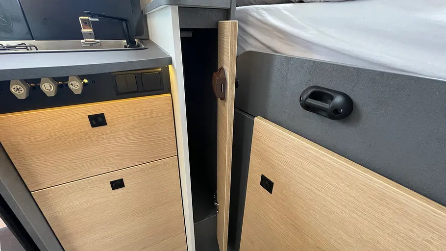 Das schmale Staufach zwischen Küche und Heckbett des Ahorn Camp A 595 im Detail.
