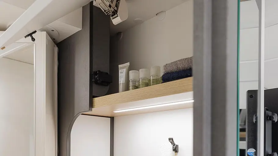 Ein Dachstauschrank im Ahorn Camp A 690 im Detail.