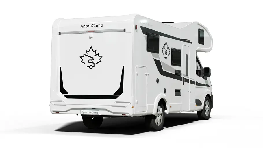 Der Ahorn Camp A 690 von schräg hinten rechts vor weißem Hintergrund.