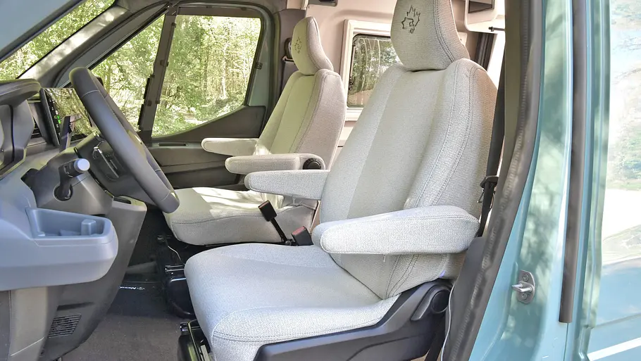 Blick durch die geöffnete Fahrertüre ins Fahrerhaus des Ahorn Camp CV 560.
