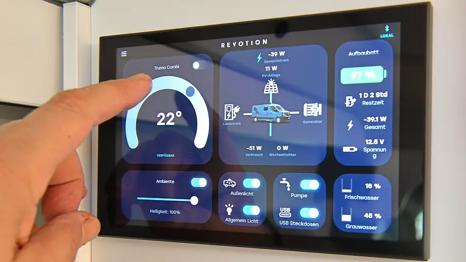 Das digitale Bedienteil von Revotion im Wohnraum des Ahorn Camp CV 560 im Detail.