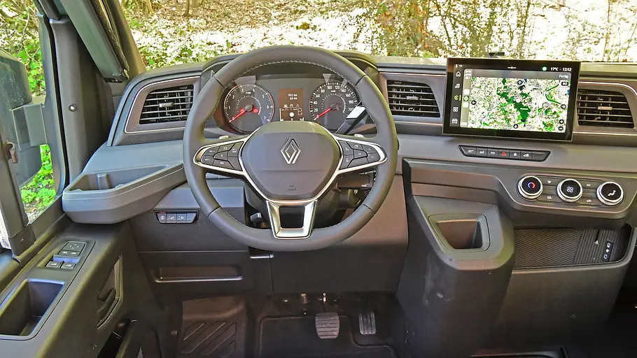 Das Cockpit des Ahorn Camp CV 560 auf Basis des Renault Master.