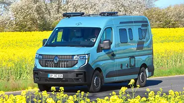 Der Ahorn Camp CV 560 fahrend von schräg vorne links auf einer Landstraße zwischen blühenden Rapsfeldern. - Foto: Zbigniew Mazar
