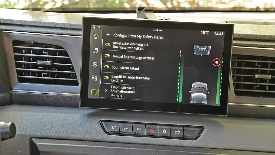 Das Menü für Fahrassistenzsysteme auf dem Zentralbildschirm im Cockpit des Ahorn Camp CV 560.