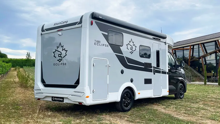 Ahorn Camp Eclipse-Modelle Der Ahorn Camp T 690 Eclipse statisch von schräg hinten rechts.