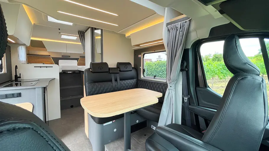 Ahorn Camp Eclipse-Modelle Durchsicht durch den Wohnraum des Ahorn Camp T 690 Eclipse.
