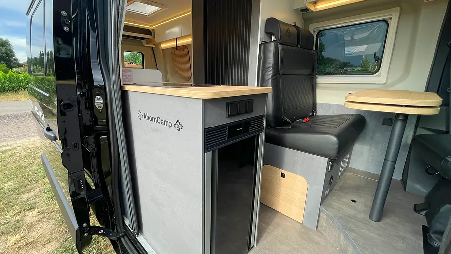 Ahorn Camp Eclipse-Modelle Blick in den Wohnraum des Ahorn Camp CV 630 Eclipse durch die geöffnete Schiebetüre.
