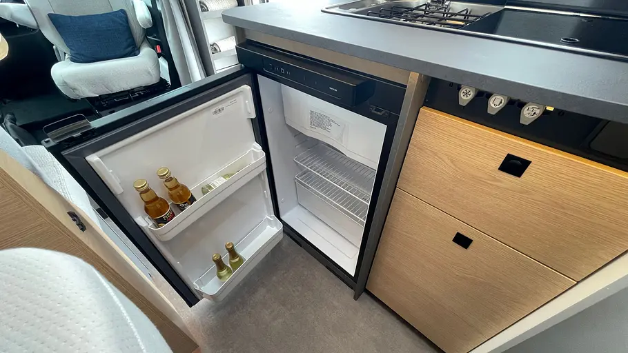 Ahorn Camp T 590 Blick in den Kühlschrank unter der Arbeitsfläche des Ahorn Camp T 590.