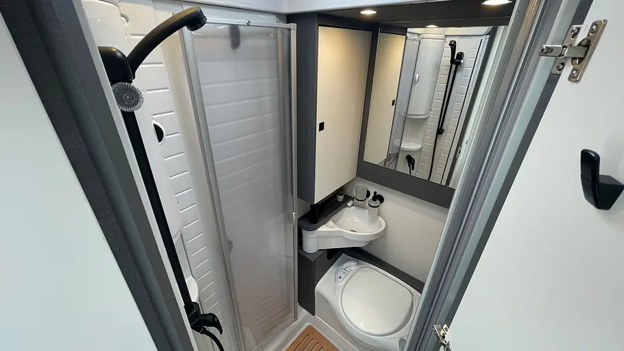 Ahorn Camp T 590 Blick in das Badezimmer des Ahorn Camp T 590.
