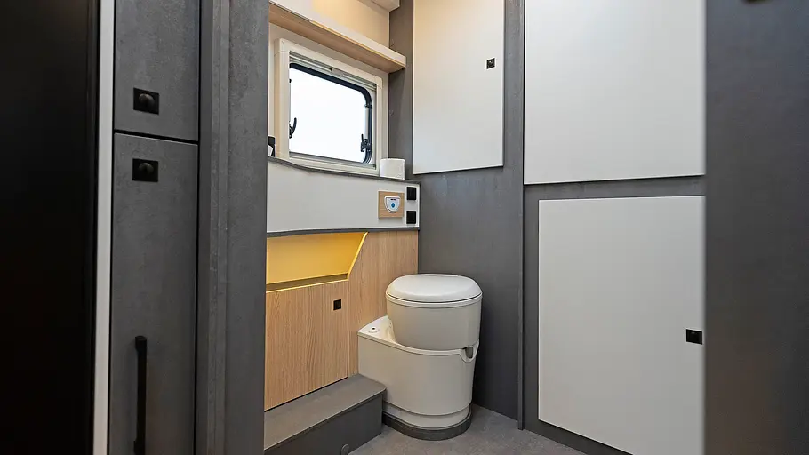 Toilette im geräumigen Bad des Ahorn Camp T 640 First Edition.