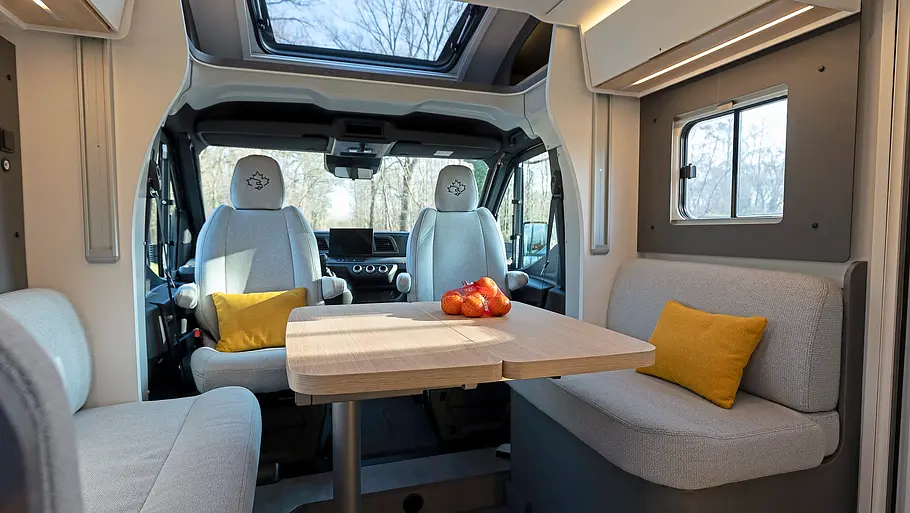 Sitzgruppe im Ahorn Camp T 640 First Edition, Ansicht vom Wohnraum aus nach vorne.