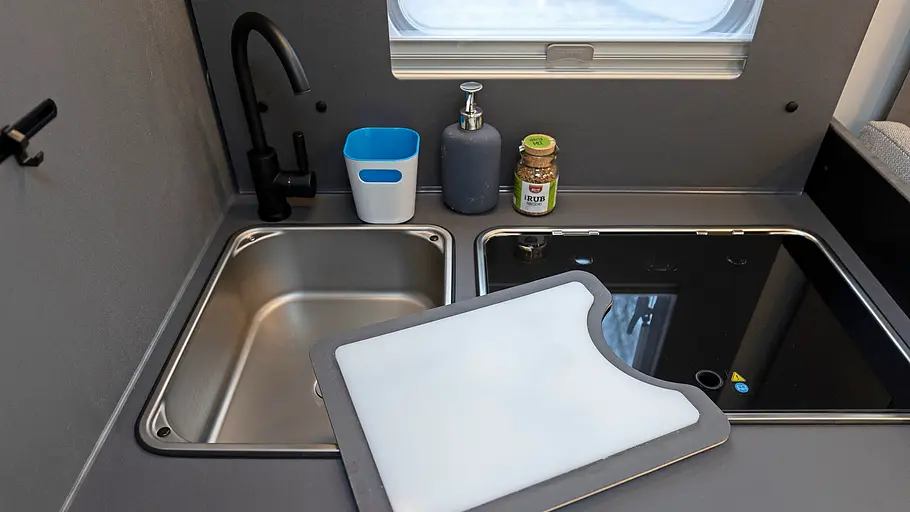 Waschbecken und Kochplatte im Ahorn Camp T 640 First Edition.