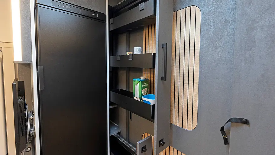 Kühlschrank und Stauraum im Ahorn Camp T 640 First Edition.