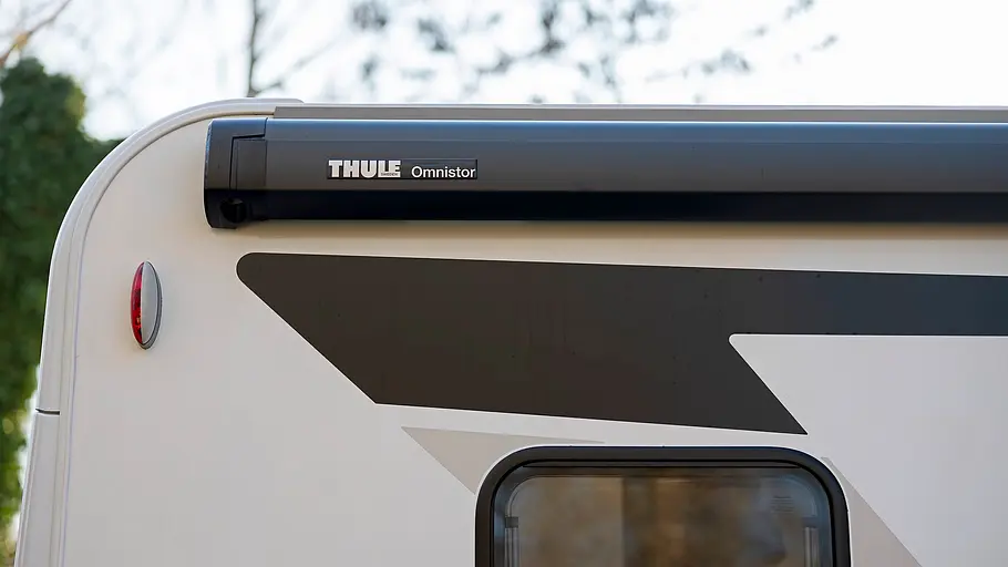 Markise an der Seite des Ahorn Camp T 640 First Edition.