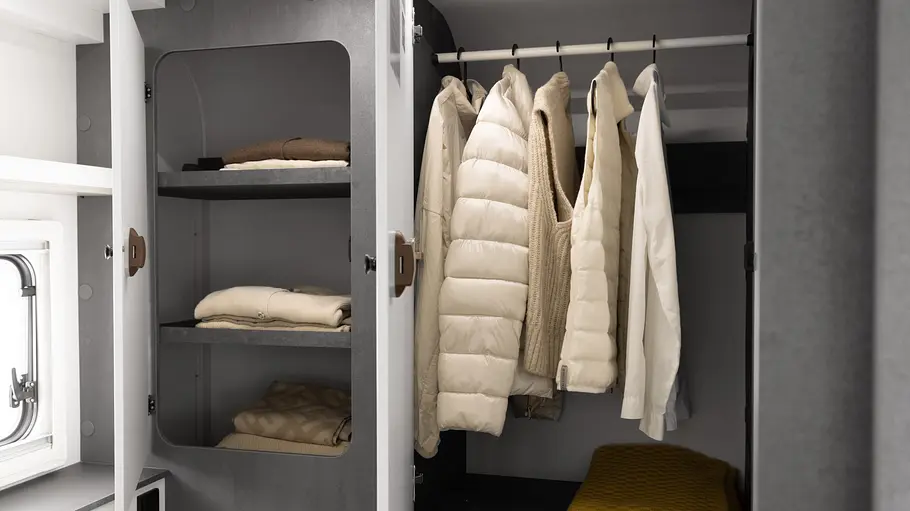 Der Kleiderschrank in der Nasszelle des Ahorn Camp T 680.