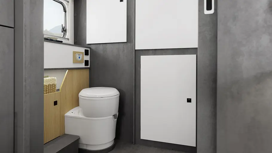 Blick durch die geöffnete Badezimmertüre auf die Toilette des Ahorn Camp T 680.