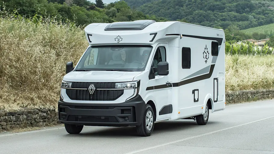 Die Außenaufnahme zeigt den Ahorn Camp T 690 fahrend von schräg vorne links.