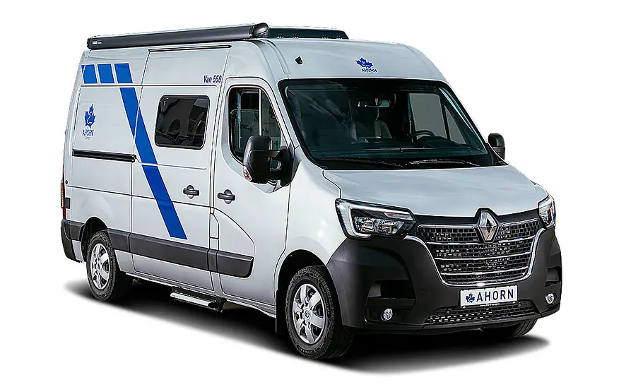 Ahorn Camp Van 550 (2024) Das Bild zeigt den Ahorn Camp Van 550 (2024) stehend von schräg vorne fotografiert.