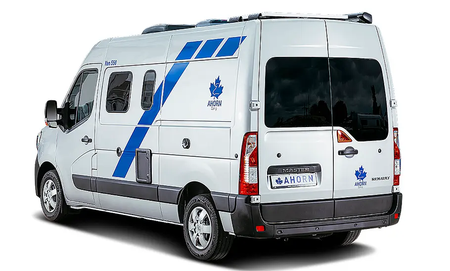 Ahorn Camp Van 550 (2024) Das Bild zeigt den Ahorn Camp Van 550 (2024) stehend von schräg hinten fotografiert.
