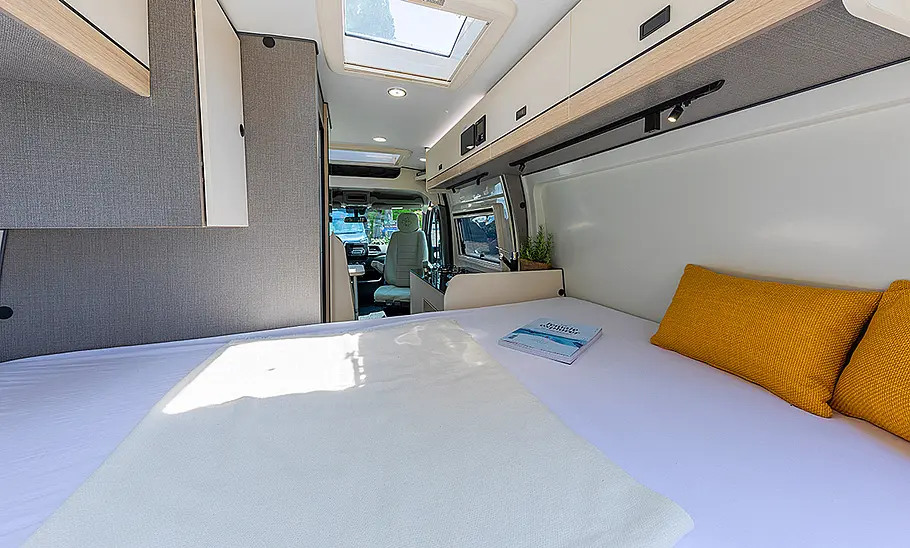 Ahorn Camp Van 550 (2024) Das Bild zeigt das Heckbett des Ahorn Camp Van 550 (2024).
