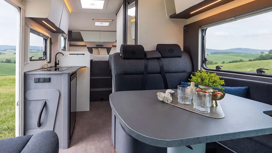 Ahron Camp Move Durchsicht durch den Wohnraum des Ahorn Camp A690 Move.