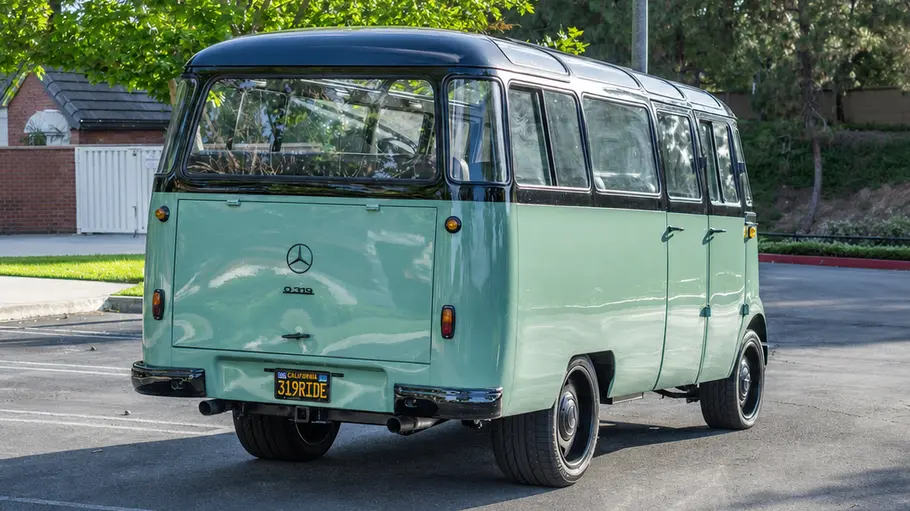 Mercedes 0319 D mit LS3-V8 Restomod, fotografiert von schräg hinten.