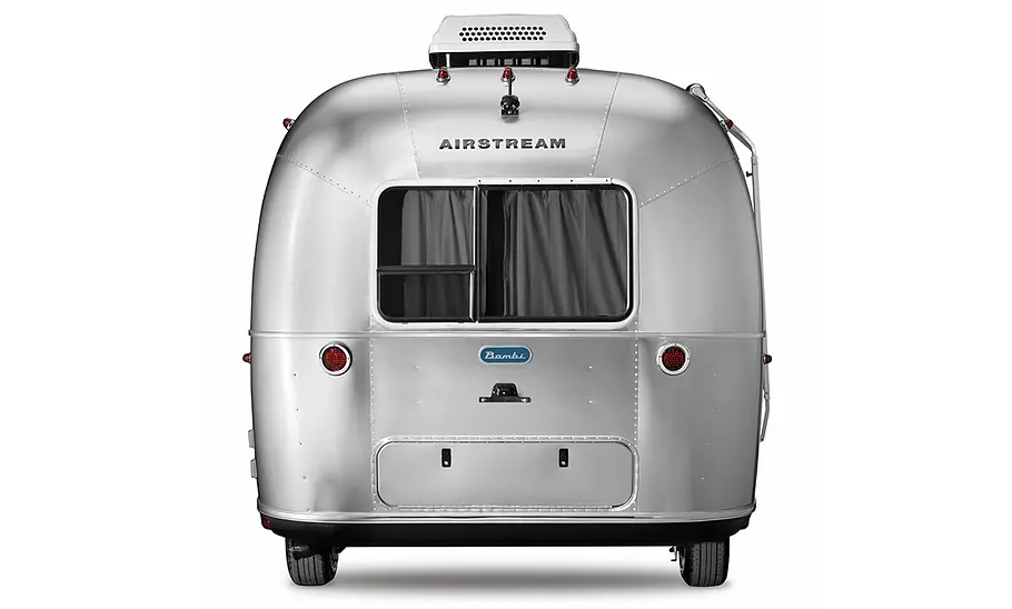 Die Studioaufnahme zeigt den Airstream Bambi 16 (2025) von frontal hinten.